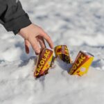 3 canettes de Cacolac dans la neige