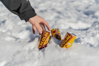 3 canettes de Cacolac dans la neige