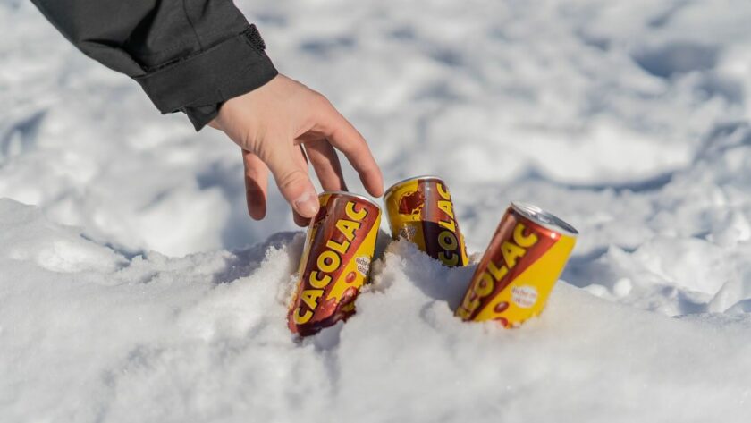 3 canettes de Cacolac dans la neige