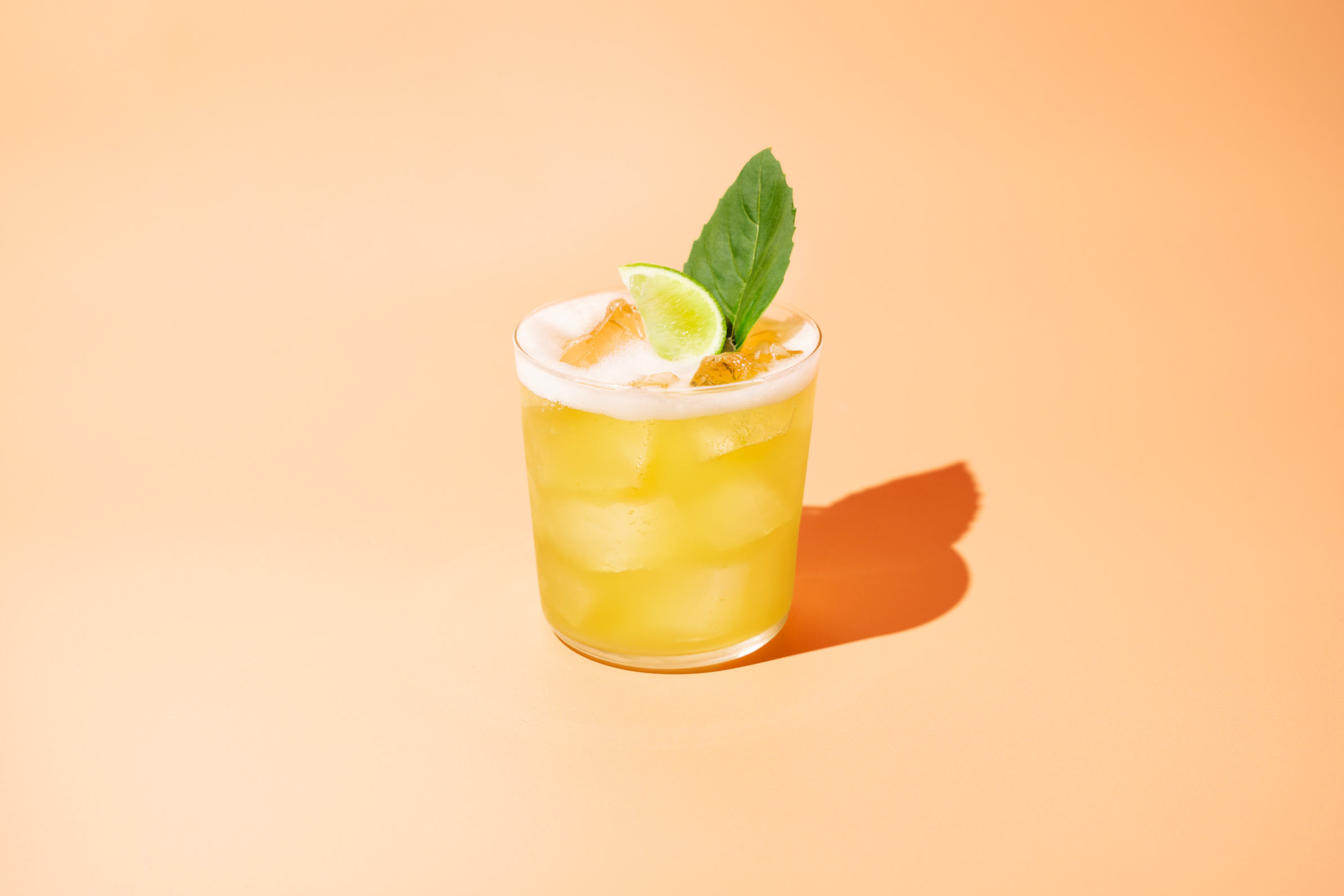 La tendance « Smash » : Quand le basilic devient la star des verres